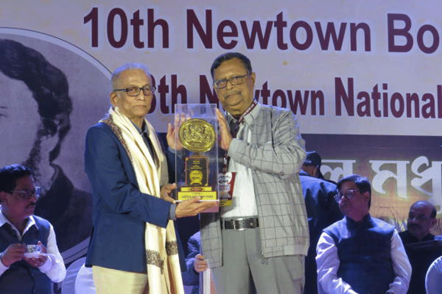 Dr Purnendu Bikash Sarkar (left) being felicitated at the Newtown Book Fair.