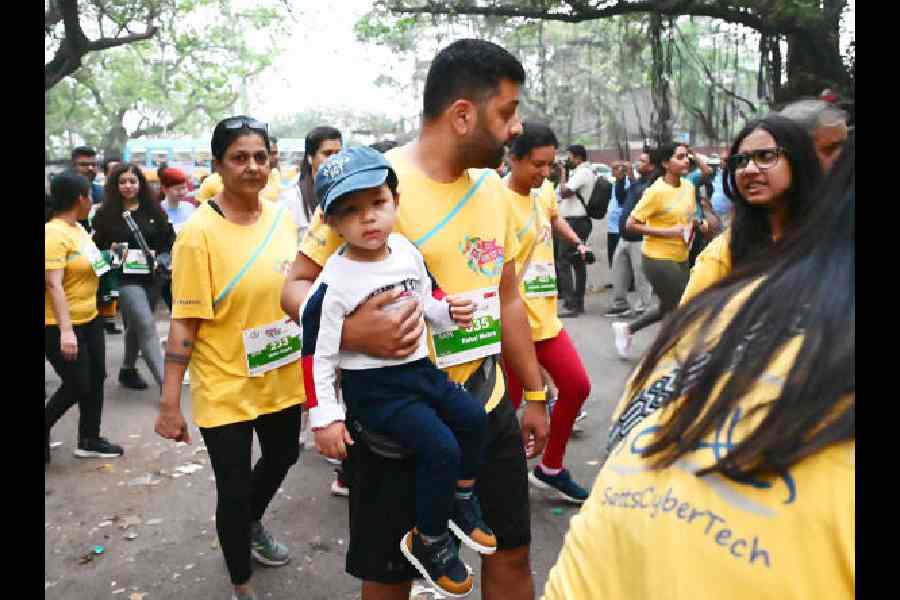Young dads were spotted running with their kids in the marathon