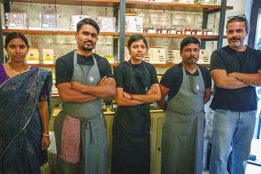 The team at the Amar Khamar kitchen