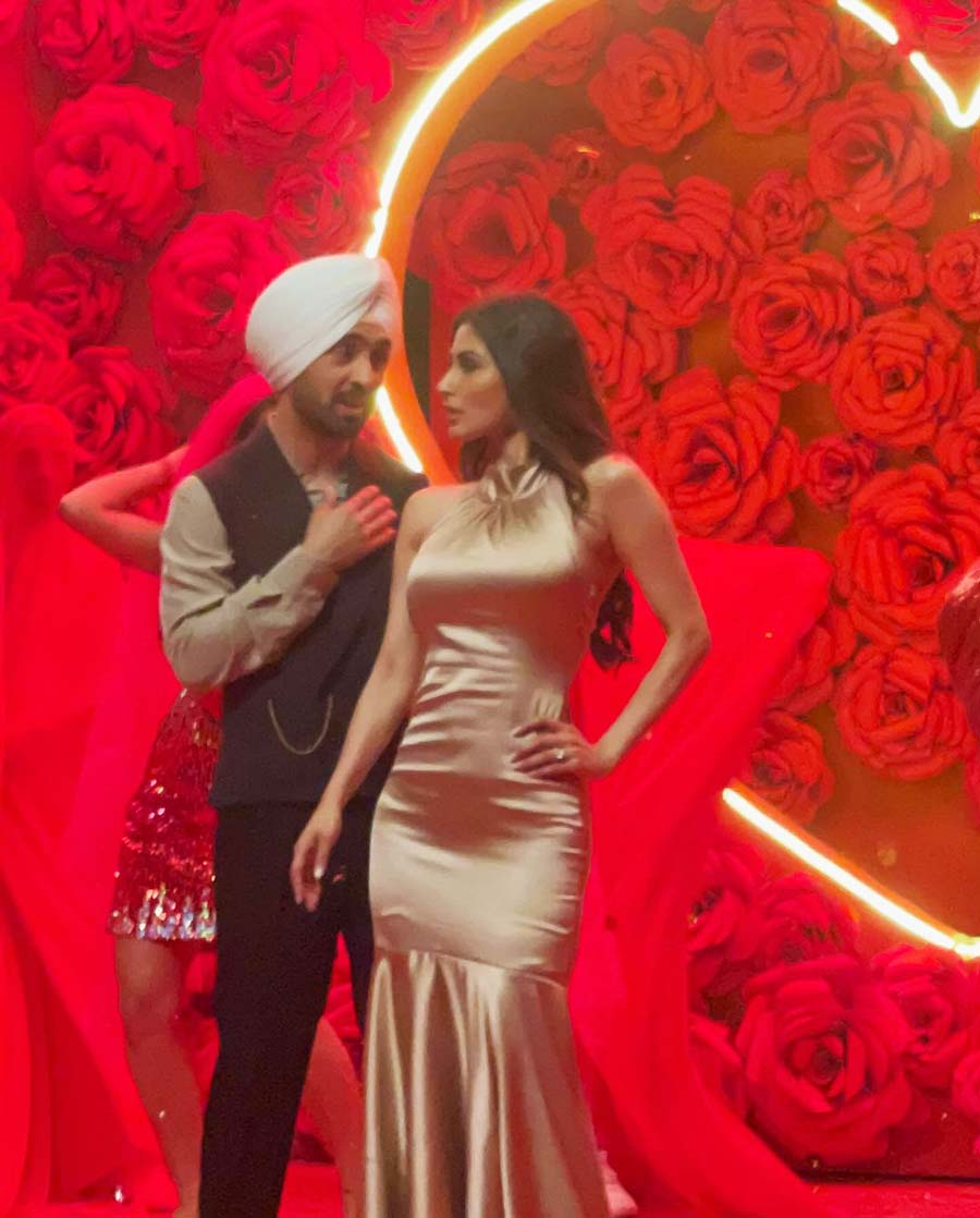 Clad in a satin peach gown, Mouni posed with the singer against a backdrop of roses.