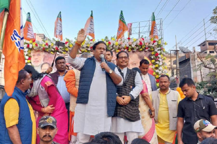 State BJP chief Sukanta Majumdar (holding the mic) with party leaders at the public meeting blocking a prominent thoroughfare of Jalpaiguri town on Saturday