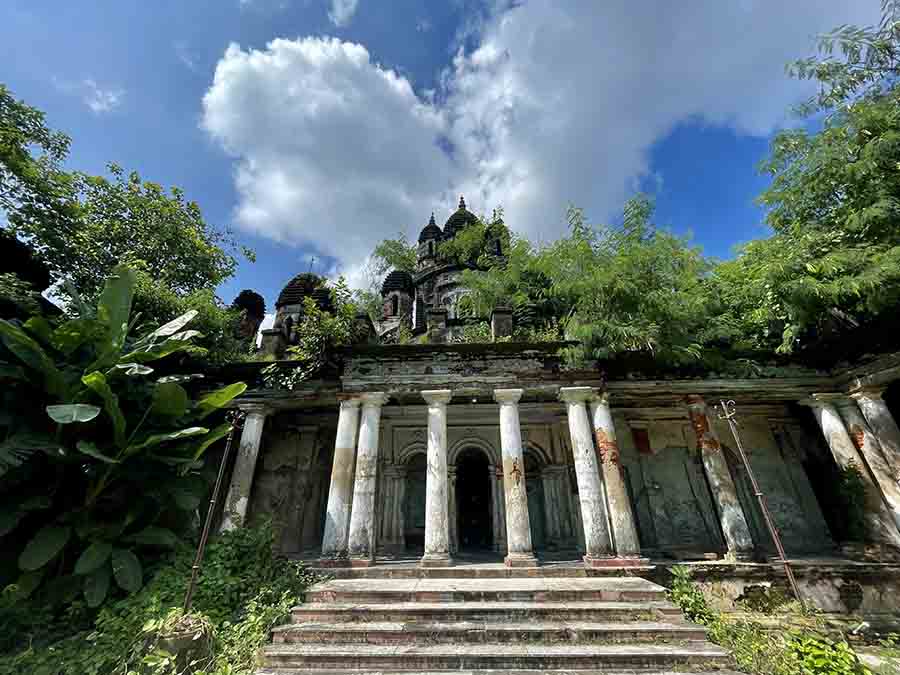 From the Chhoto Rashbari, Chetla: I saw this temple, about 1,200m from my residence, for the first time in September 2023. How could I — a resident of the neighbourhood for 27 years — have missed it? Why didn’t someone tell me about this unseen beauty? Some reasons: the temple is sparsely used, it is in a state of splendorous ruin, it does not have a visible benefactor. On the other hand, it is 1846 vintage, sits next to Adi Ganga, it inspired the architecture of a more hallowed Dakshineswar cousin that came up in 1855. Moreover, the temple enjoys an architecturally unbuilt background — no skyscrapers, so a clean view — and, amazingly, no encroachment. My 2024 mission is to find a heritage-inclined citizen who can fund the turnaround of this heritage asset