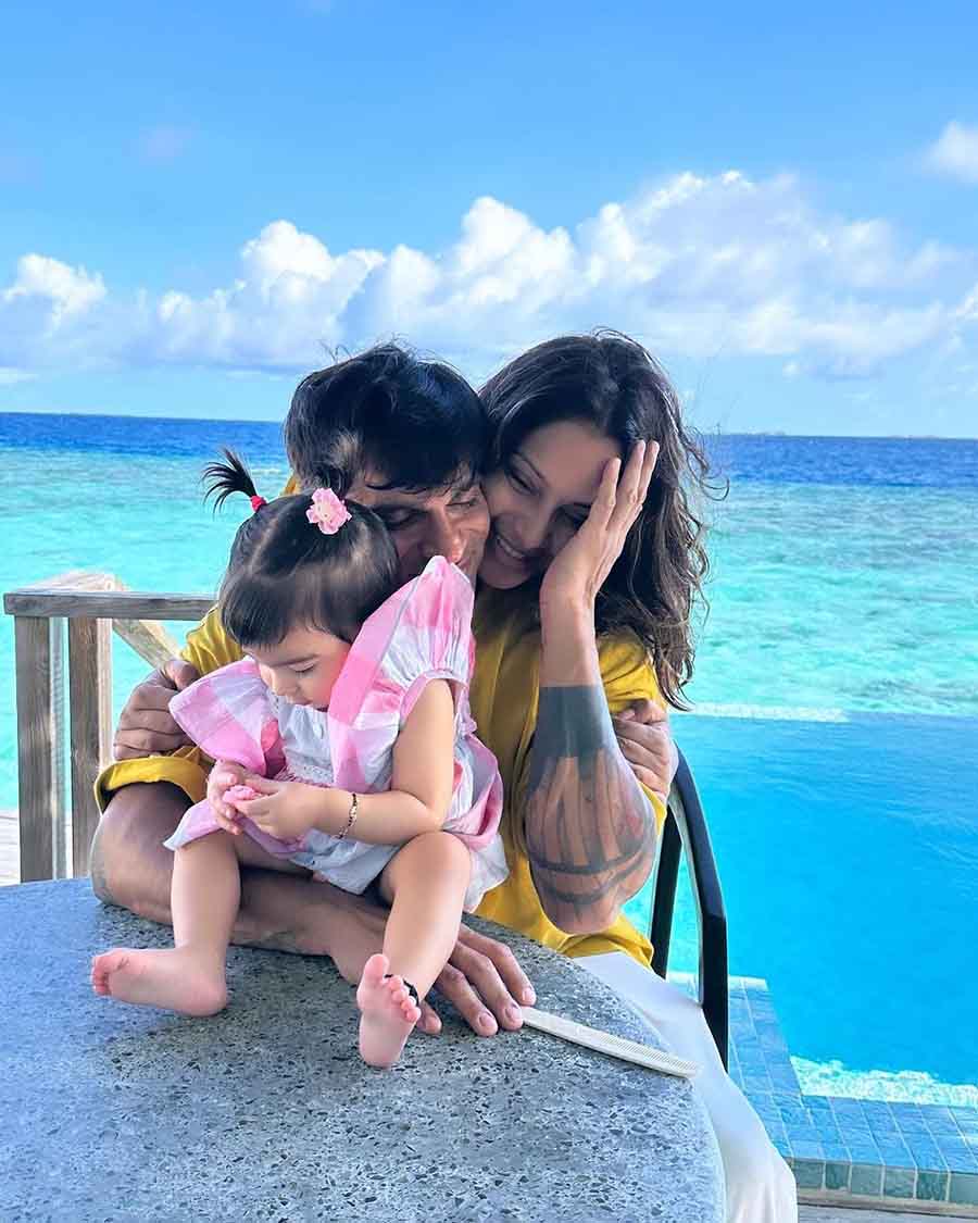 The trio posed for another endearing picture against the backdrop of an ocean. 