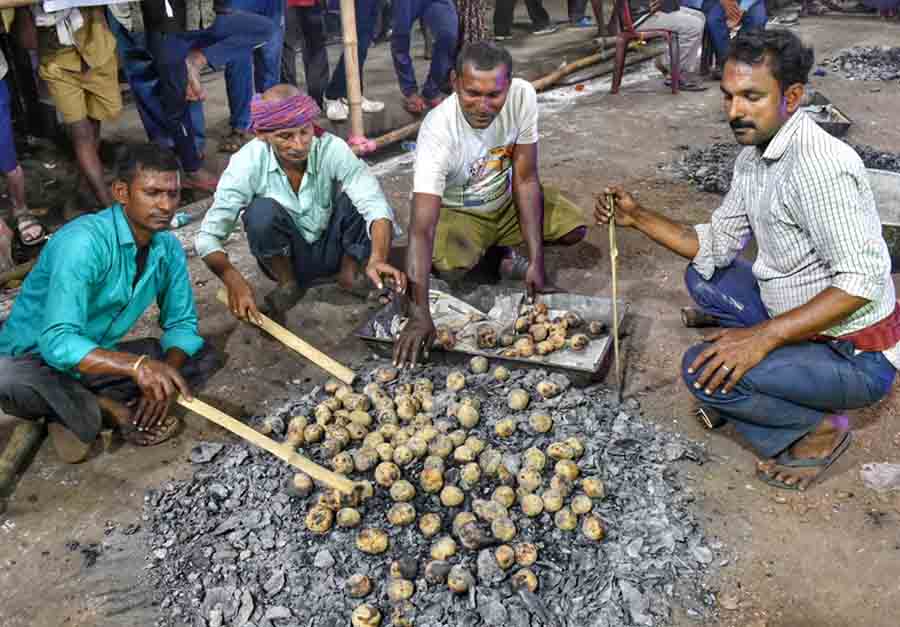 Cooks prepare the favourite snack of the Hindi heartland at the festival. Litti is a dough ball made using whole wheat flour, and it is stuffed with a spiced earthy mixture of roasted black chickpea, sattu, or kala chana flour