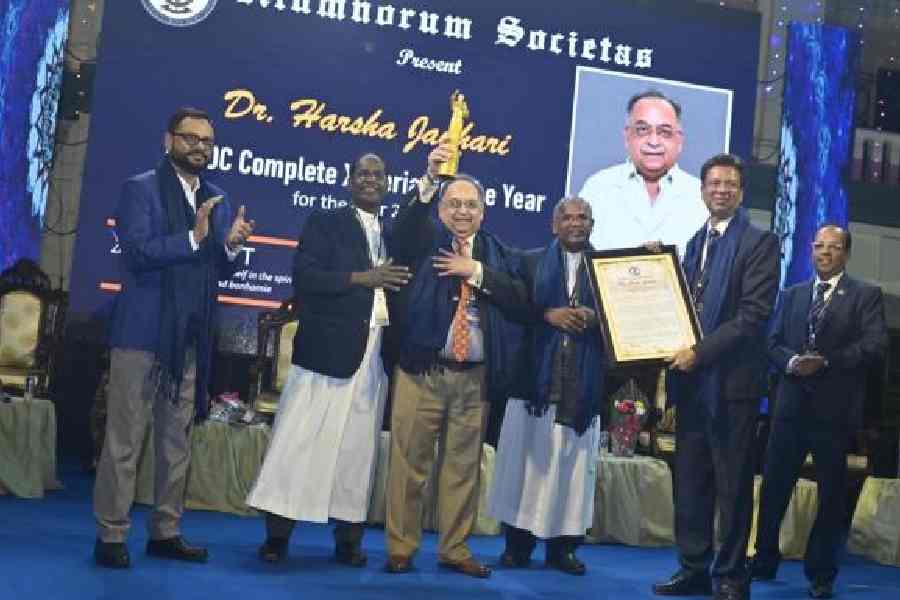Consultant and transplant surgeon Dr Harsha Jauhari (third from the left), a Dr B.C. Roy awardee, was the chief guest at the event. The ‘old boy’ of batch of 1966-67 received the ALSOC Complete Xaverian Award for the year 2023. He was honoured with a memento and a citation by (l-r) St. Xavier’s College Calcutta Alumni Association (SXCCAA) honorary secretary Firdausul Hasan; principal of St. Xavier’s School and president of ALSOC, Rev. Fr. M. Thamacin Arulappan S.J.; rector of St. Xavier’s, Rev. Fr. Jeyaraj Veluswamy S.J.; ALSOC secretary Sanjay Loiwal; and convenor of the 44th ALSOC reunion ‘X-Connect’, Vivek Jaiswal.