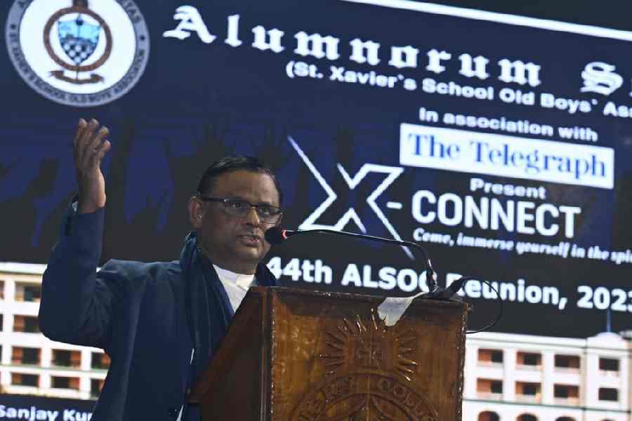 Rev. Fr. Dominic Savio S.J., principal of St. Xavier’s College Calcutta, and president of SXCCAA, addressed the former students. He spoke about the strong bond that ALSOC and the school share