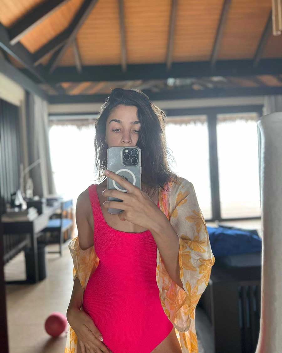 Alia Bhatt | Alia Bhatt aces mirror-selfie game during her recent beach ...