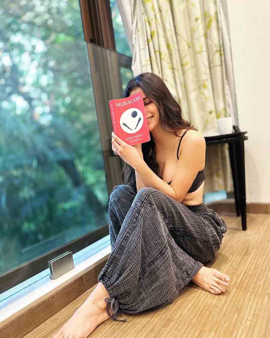 Mouni Roy got herself immersed in Haruki Murakami’s 2015 coming-of-age novel Wind/Pinball, showcasing how winter could be the perfect time to enjoy a book from cover to cover.