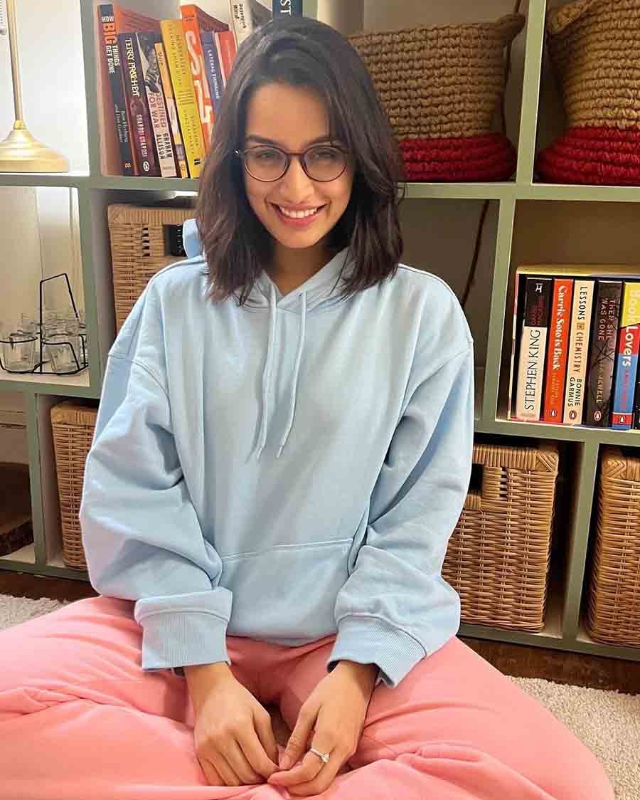 Shraddha Kapoor posed with her bookshelf, which featured Stephen King’s Danse Macabre (1981), Bonnie Garbus’s Lessons in Chemistry (2022) and Emily Henry’s Book Lovers (2022).