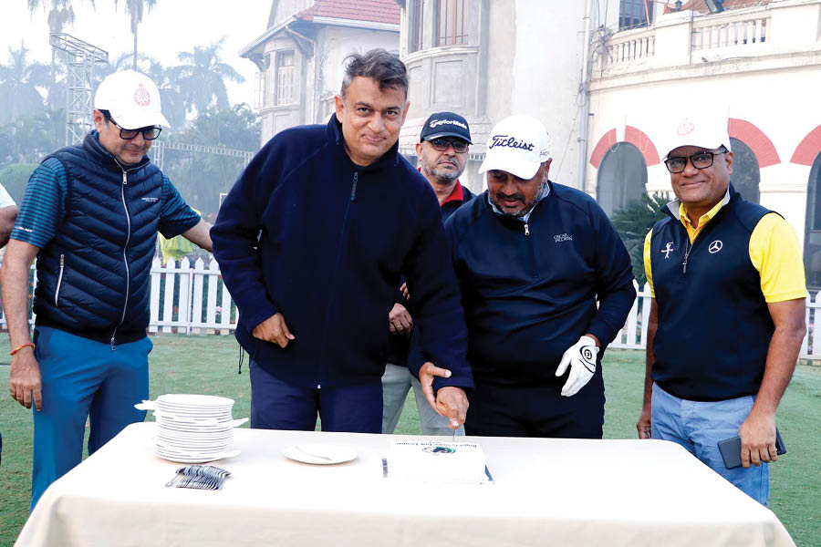  Indrajit Bhalotia and Gaurav Ghosh cutting the inauguration cake, accompanied by Manoj Joshi, Colonel Singhal and Nirmal Agarwal