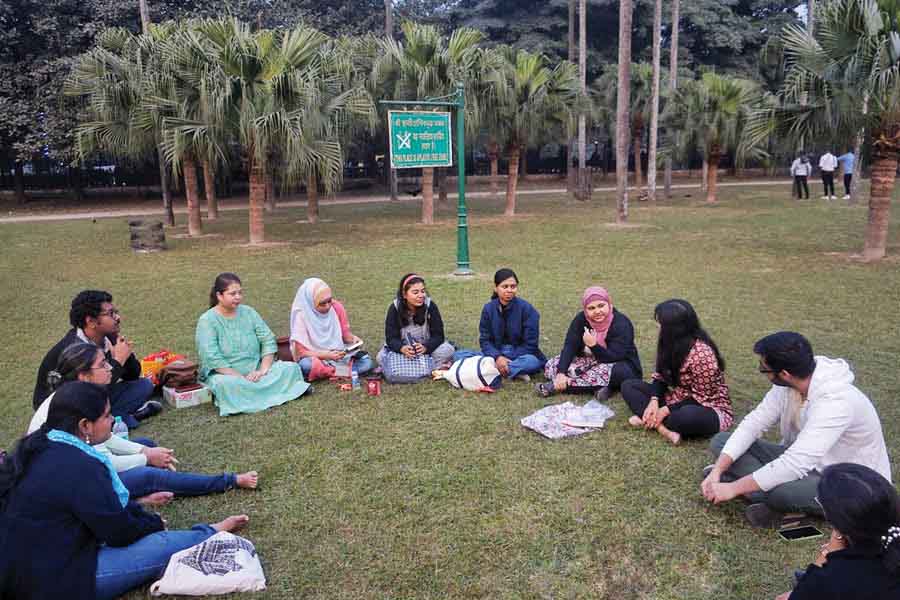 Literature enthusiasts gather at Victoria Memorial for a ‘Bookish Picnic’