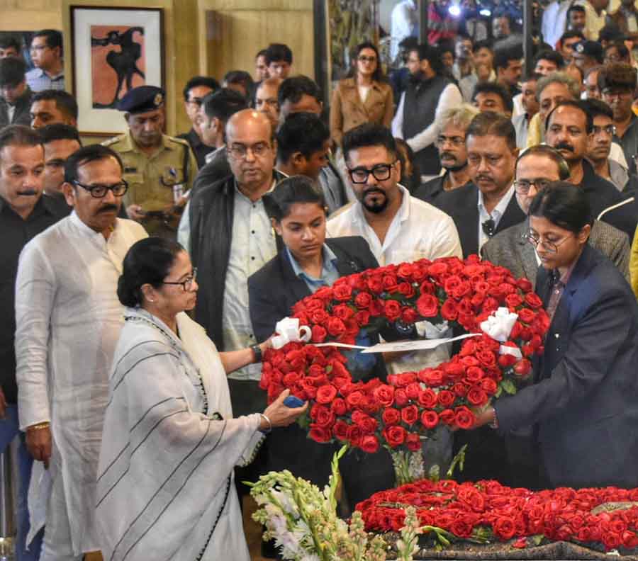 Chief minister Mamata Banerjee, accompanied by state minister Aroop Biswas and MLA Raj Chakraborty, lays a wreath of red roses on the casket containing the last remains of Rashid Khan at a state funeral at Rabindra Sadan on Wednesday. A gun salute was given to the versatile classical vocalist whose body was kept in a casket decked with white flowers