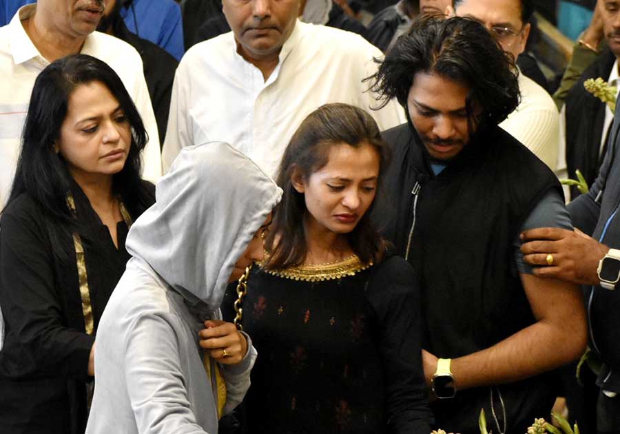 The late vocalist’s distraught family, comprising his wife Soma Khan, two daughters and son Armaan, finds it difficult to hold back tears. The maestro’s mortal remains were kept for public viewing at the state-run cultural complex