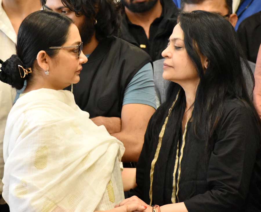 Actress June Maliah consoles the grieving wife of Rashid Khan  
