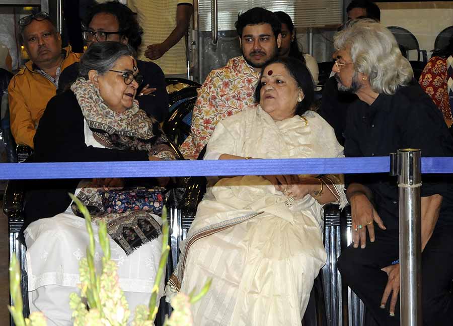 Singers Usha Uthup and Haimanti Sukla beside sarod player Debojyoti Bose at the state funeral ceremony