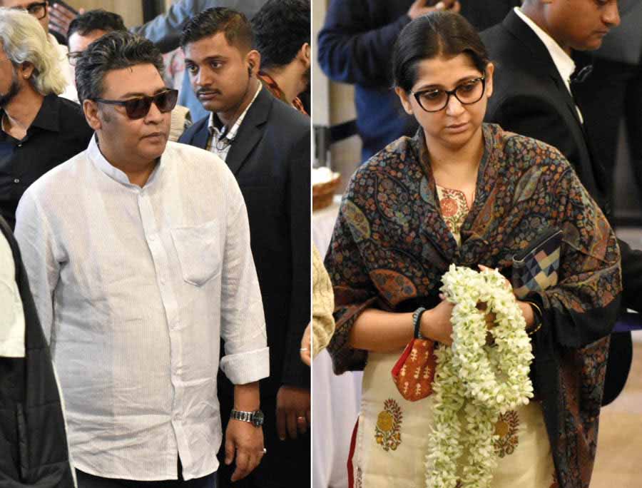 Singer Indranil Sen and vocalist Kaushiki Chakraborty were among numerous celebrities and leaders spotted at Rabindra Sadan 