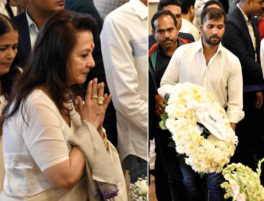 Actress Moon Moon Sen and cricketer-politician Ashok Dinda offer their last respects