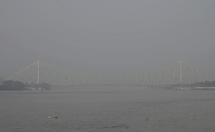 The Howrah area was engulfed by early morning fog. Winter continues to prevail in the city as the lowest temperature recorded on Wednesday evening was around 16°C
