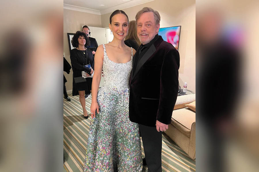 Mark Hamill Meets Natalie Portman At Golden Globes Posts Pic With ‘mother On Twitter
