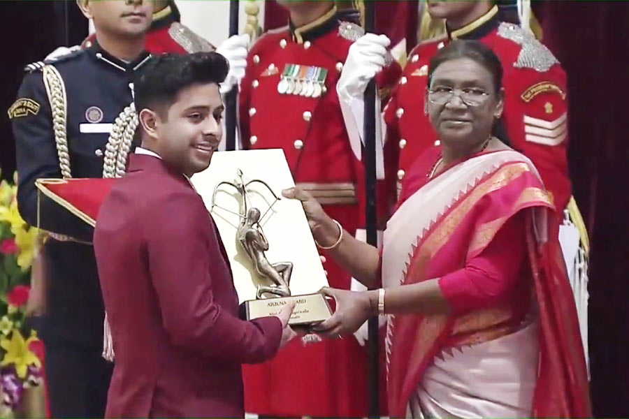 Anush Agarwalla receives the Arjuna Award from President Droupadi Murmu at the Rashtrapati Bhavan