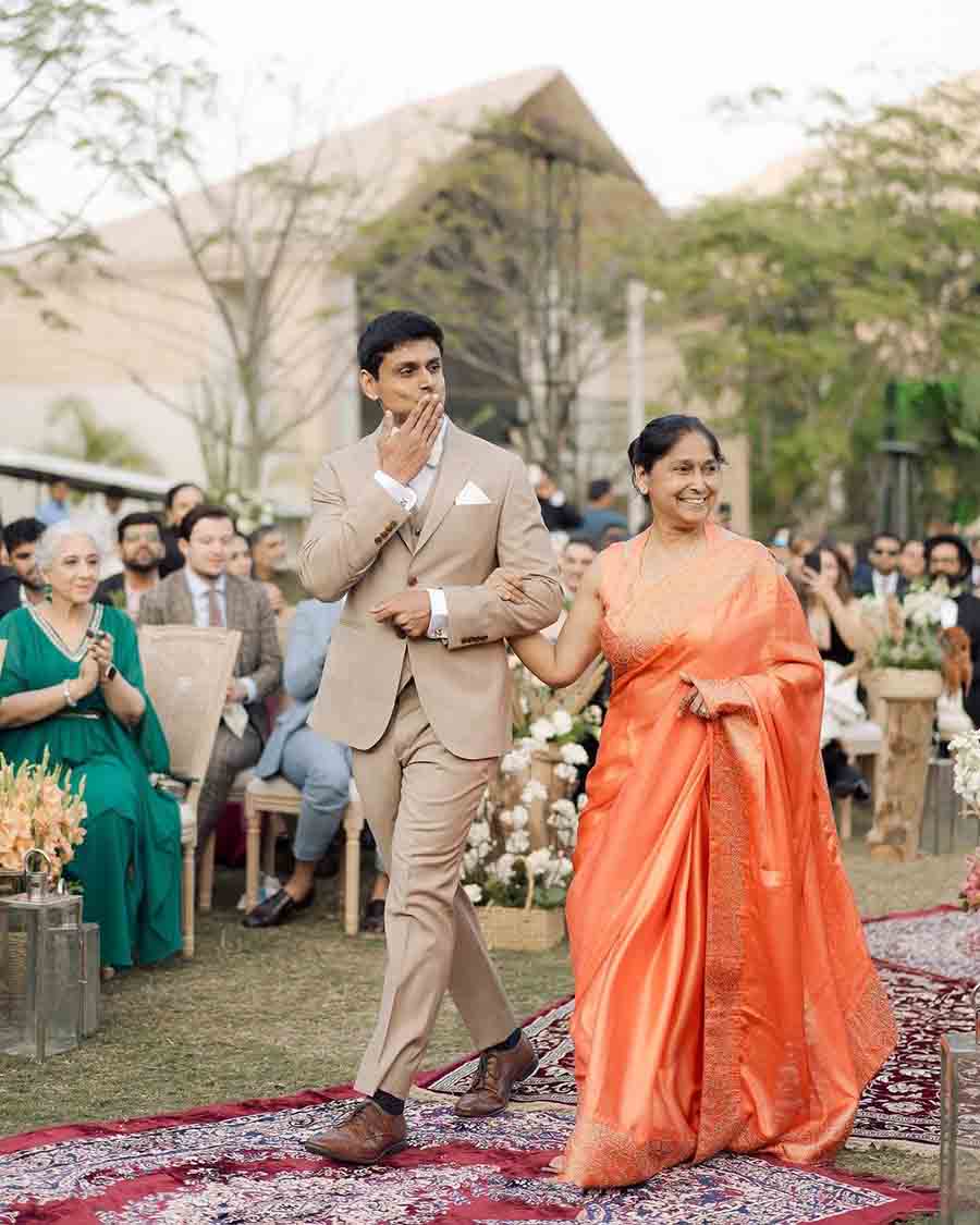 Clad in an orange saree, Nupur’s mother Pritam Shikhare walked her son down the aisle.
