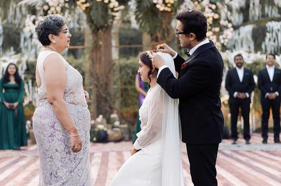 In a touching show of fatherly affection, Aamir fixed his daughter’s veil during the ceremony.