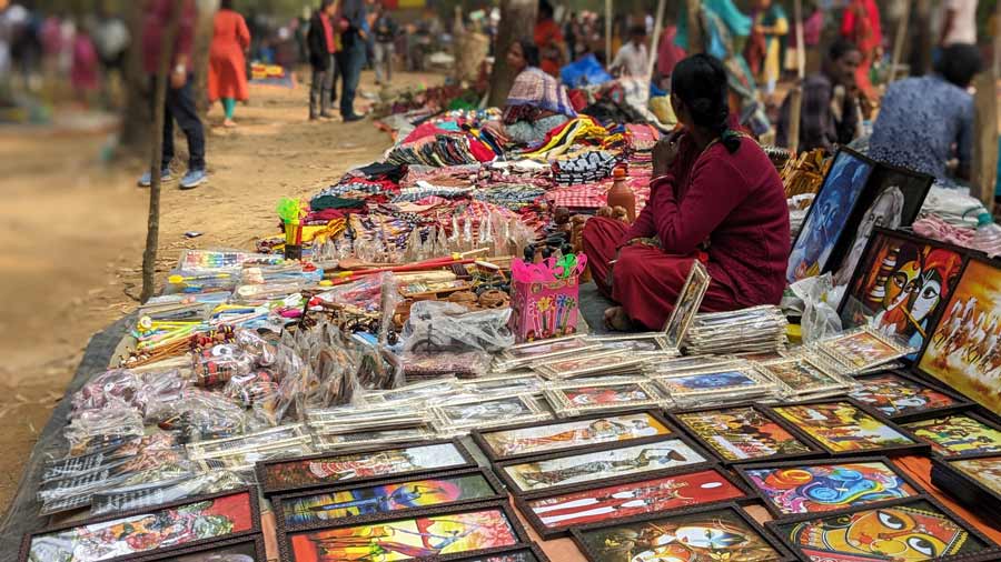 If you’re travelling to Tarapith over the weekend, start early and consider making a pit stop at the Sonajhuri Haat in Santiniketan (a three-hour drive from Kolkata) to explore the handicrafts of local artisans. You can also join the ladies for a tribal dance or tune into some soulful Baul music 