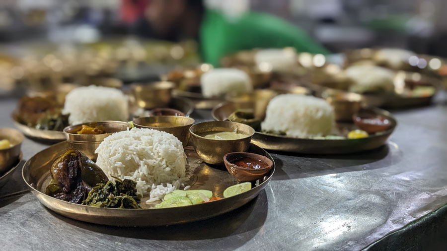 Grab a lunch thali at Ram Shyam restaurant, next door to the Sonajhuri Haat, for a taste of local Bengali food 