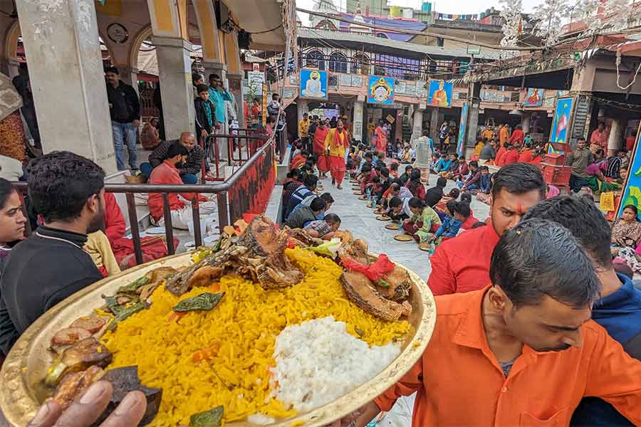 A unique aspect of Tarapith is that both fish and meat are allowed to be served as a ritualistic offering to please the goddess Maa Tara. Notably, alcohol is also offered, making Tarapith one of the towns with record liquor sales, especially during the auspicious occasion of Kaushiki Amavasya
