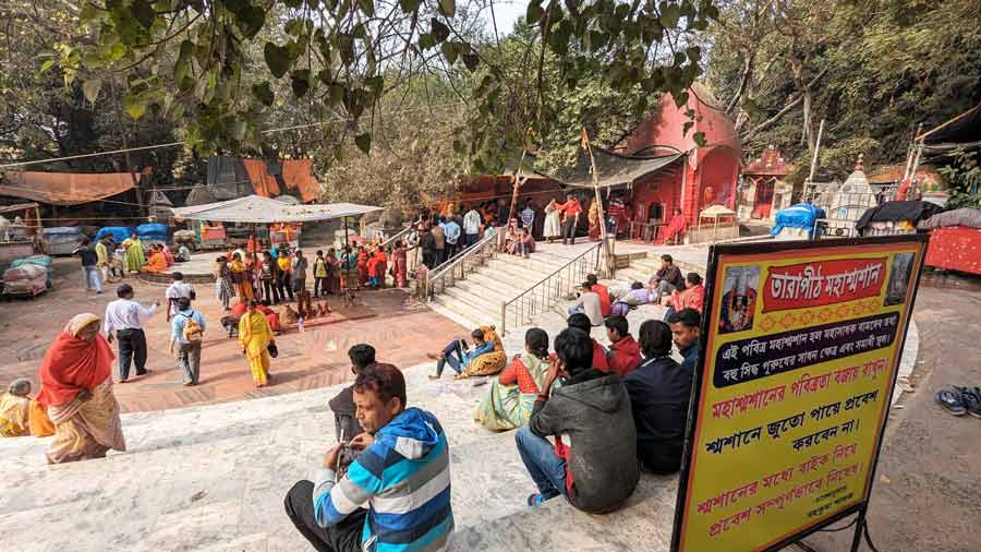 The town is also known for the tantric saint Bamakhepa, an ardent devotee of Goddess Tara. people also queue up to visit his ashram near the cremation grounds 