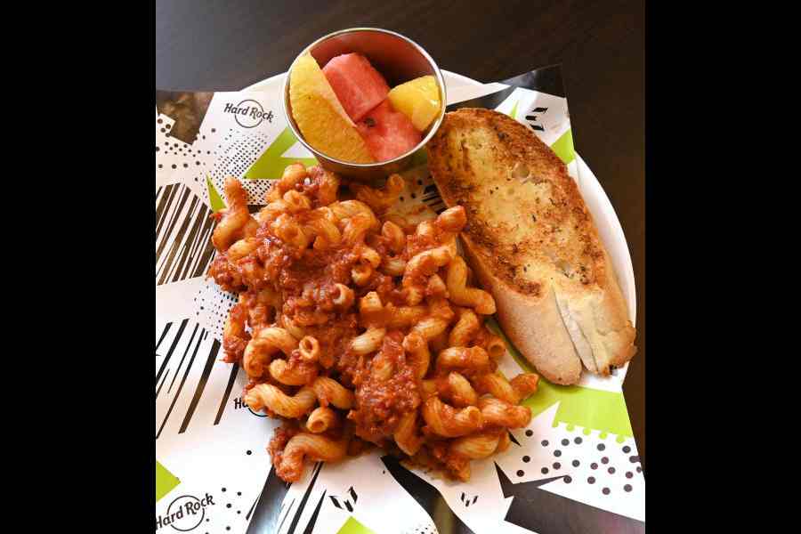 Twisted ’N Tasty Cavatappi Pasta topped with Pomodoro sauce and served with garlic bread and fresh fruit is a filling meal for a kid