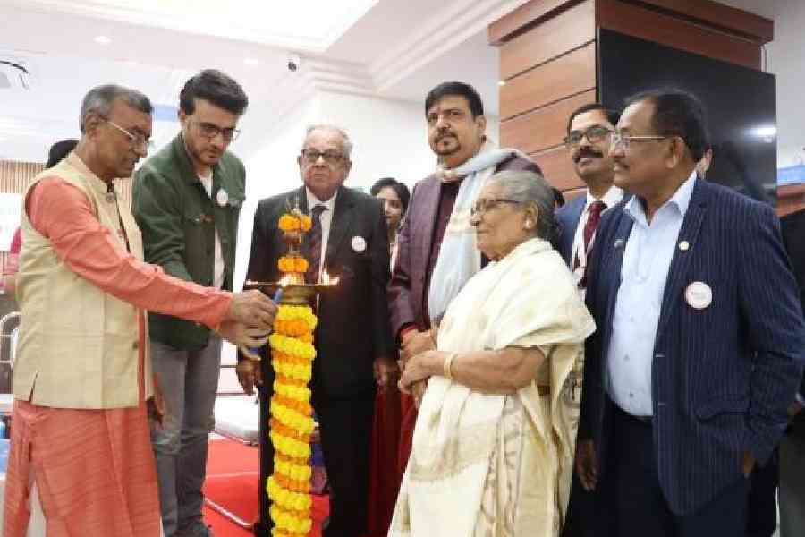 Sourav Ganguly lights the inaugural lamp helped by Bandhan Bank head Chandra Shekhar Ghosh as Dr Sukumar Mukherjee (centre) and minister Sujit Bose look on at the HP Ghosh Hospital on Sunday