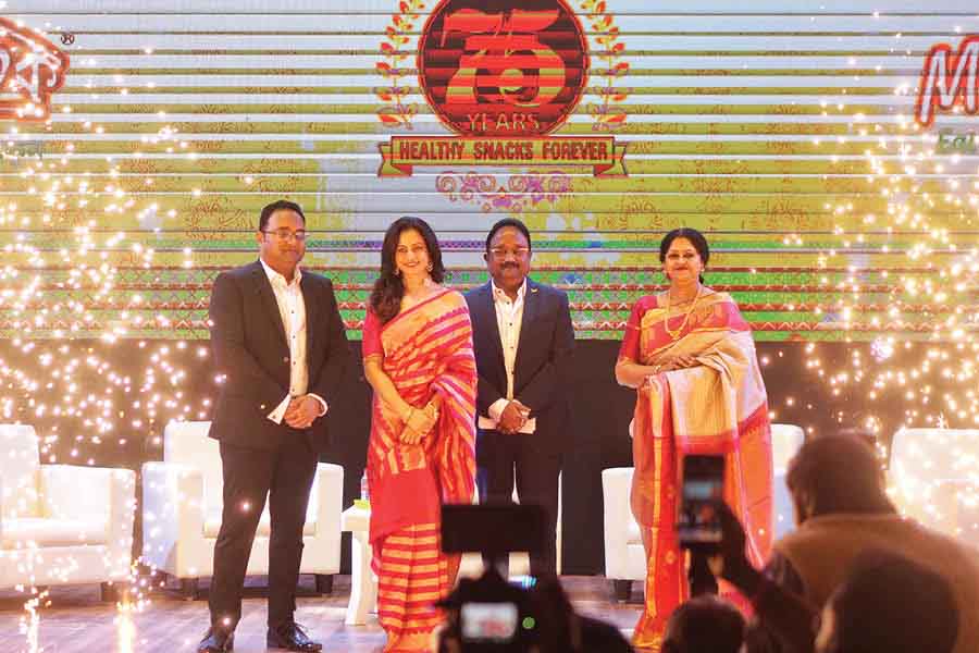A household name for snacking, Mukharochak — best known for its delightful ‘Tok Jhal’ chanachur in that familiar orange pack — celebrated 75 years of its journey at its farmhouse in Gobindapur, Langolberiya, on the outskirts of Kolkata on January 11. Actress Koel Mallick was announced as the brand’s first ambassador, making it a momentous occasion. The celebrations began with a picnic mood as breakfast was served in the sprawling garden of the Mukharochak Bagan Bari. Eminent personalities, business persons, friends, family and other dignitaries joined owner of Mukharochak Pranab Chandra, business head Pratik Chandra and CEO Sangita Chakraborty 