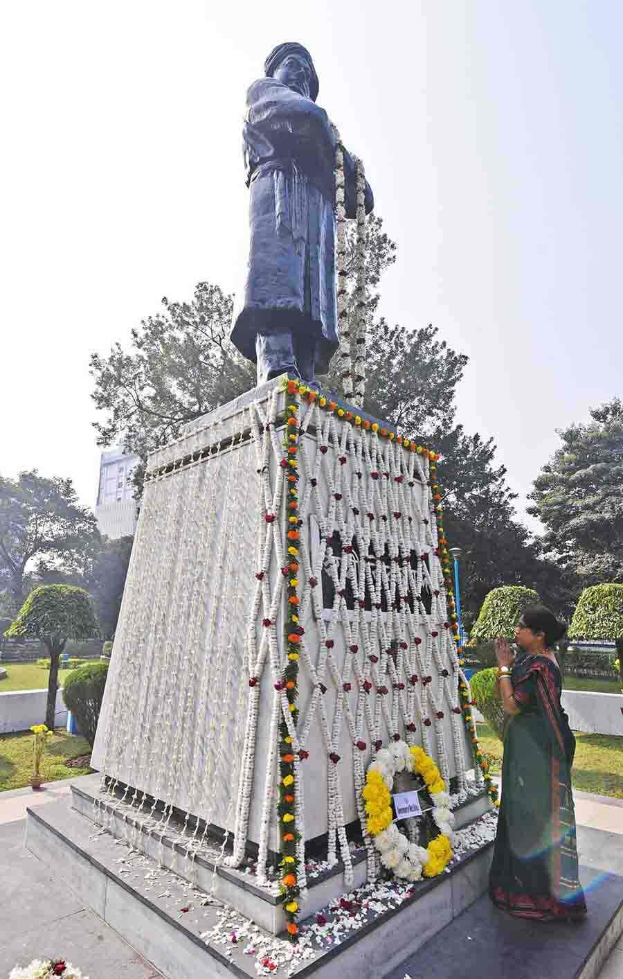 State minister for women and child development and social welfare Dr Shashi Panja offers floral tributes at the statue of Vivekananda at Vivekananda Udyan on Friday