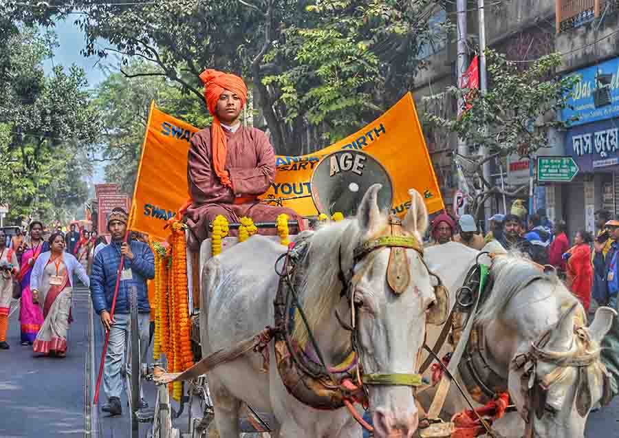 A schoolboy dressed as Swami Vivekananda rides a horse