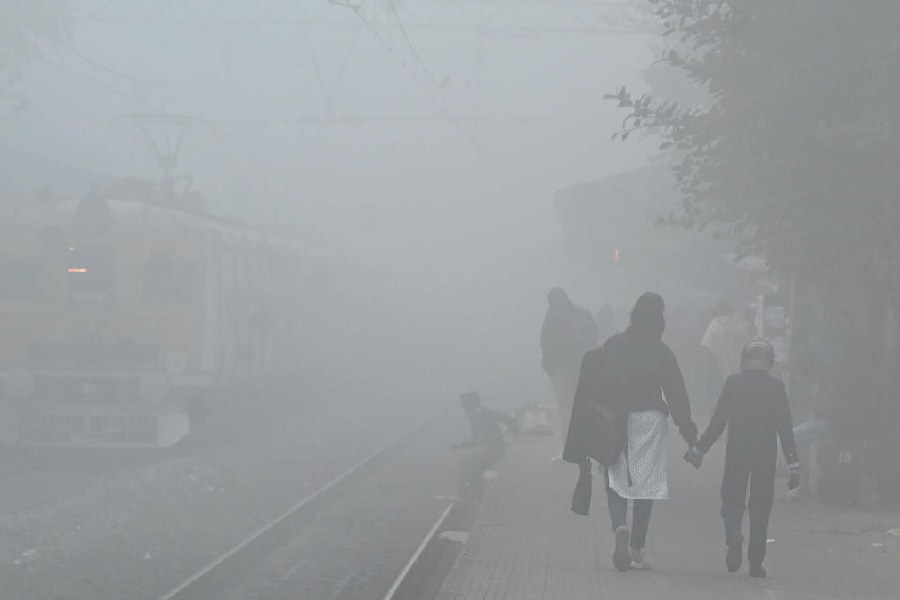 Serampore railway station wrapped in dense fog around 7am on Friday.