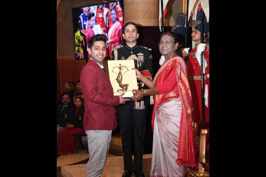 Anush Agarwalla receives the Arjuna Award from President Droupadi Murmu
