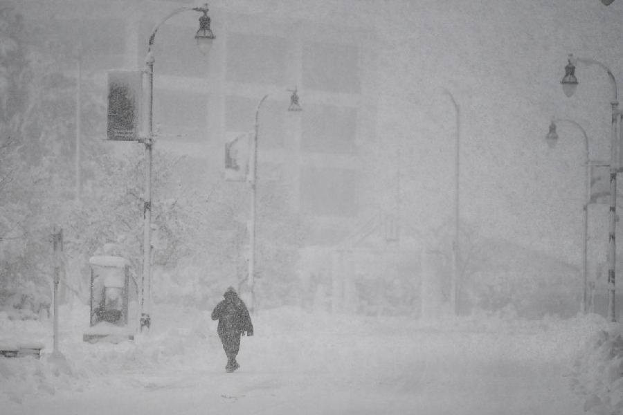 United States Winter storm strikes United States Midwest, leaves