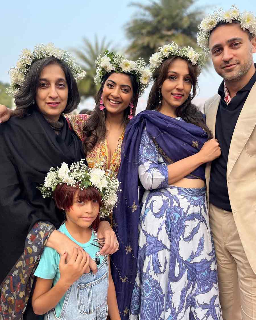 Imran, Zayn and Lekha sported white floral tiaras during Ira’s Mehendi.
