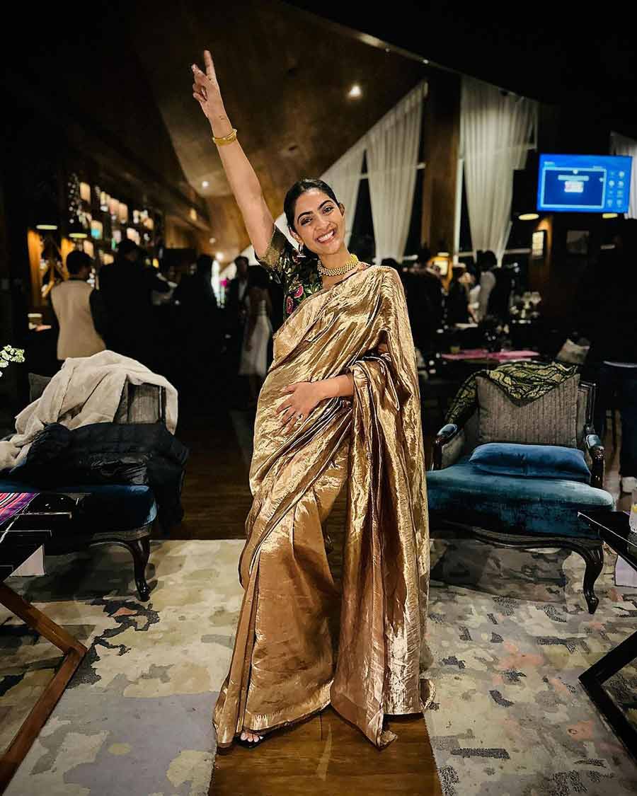 Zayn dropped an OOTN picture, flexing her gorgeous outfit on Ira’s ‘welcome night’. 