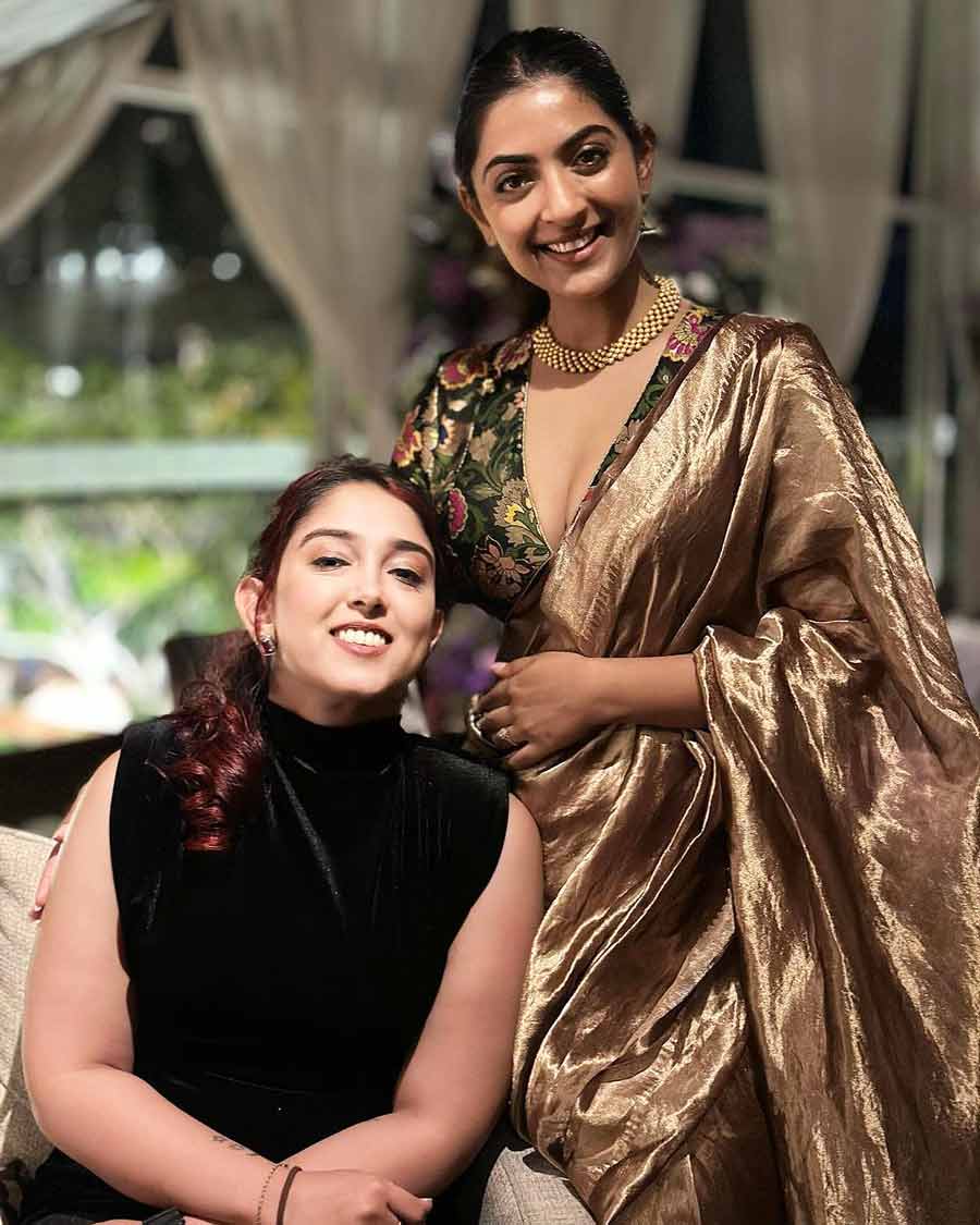 Clad in a sleeveless black dress, Ira posed for a picture with cousin Zayn.