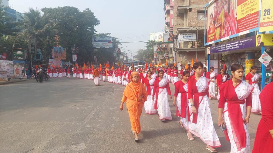 Students of Ramakrishna Sarada Mission Vivekananda Vidyabhavan in Dum Dum take part in a ‘prabhat pheri’ procession on Swami Vivekananda’s 161st birth anniversary on Friday