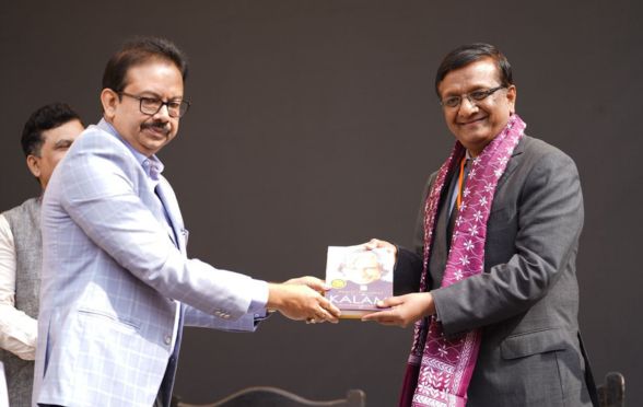 Satyam Roychowdhury,  Chancellor, Sister Nivedita University felicitating Manish Jain 