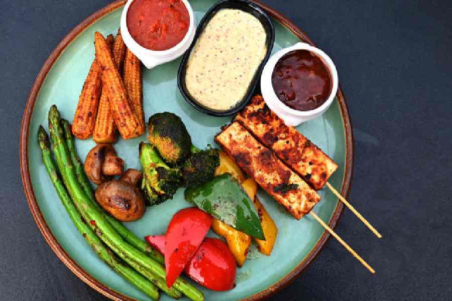 The Teppanyaki Grilled Vegetarian platter with butter garlic dip and a Kikkoman soy-based dip is an excellent choice for vegetarians.