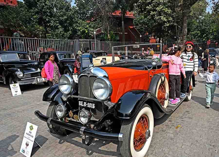 The audience could see sketch artists skillfully bringing the cars to life on paper. Adding to the spectacle was the rare Auburn 6-85 from 1928, a true gem. This American automobile is one of just three existing models worldwide, with the other two housed in museums in America. This orange and black beauty is part of the late Partha Sadhan Bose’s collection.