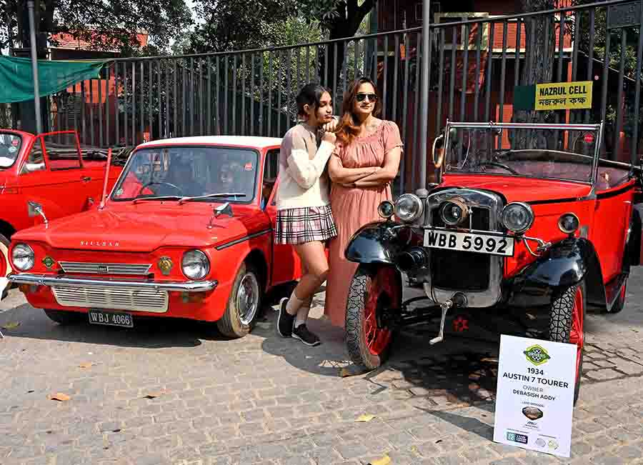 Visitors at the museum took the opportunity to click pictures with the showcased cars. The unexpected delight of witnessing so many automotive treasures at the Alipore Museum pleasantly surprised them, turning their casual stroll through the compounds into an unforgettable experience