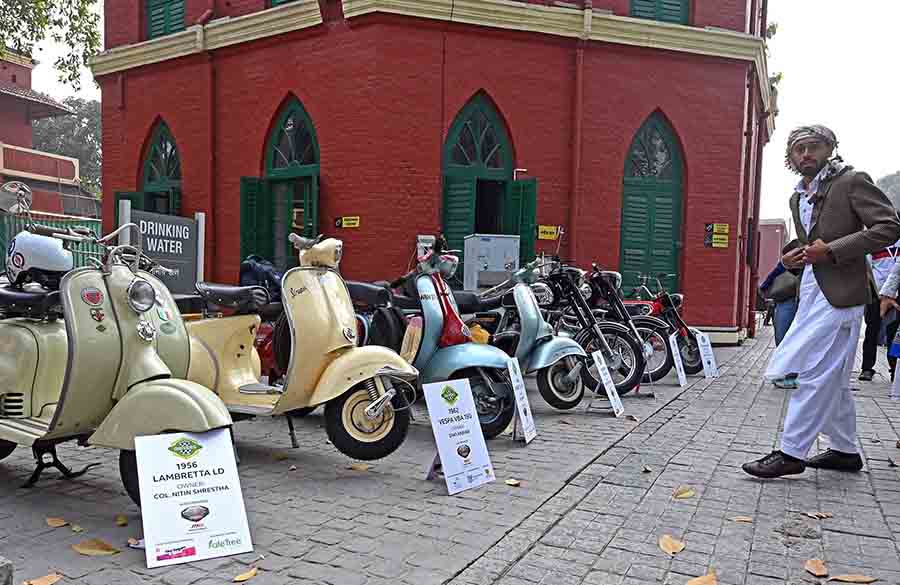 The display extended to more two-wheeled wonders, featuring a 1962 Vespa, 1973 Jawa, 1964 Lambretta, 1974 Rajdoot and a 1948 BSA Bantam D1 – each capturing attention with its unique charm. Enthusiastic children even took the opportunity to sit on these two-wheelers that boast a legacy of over 50 years. Noteworthy were the manual horns, a nostalgic touch rarely seen today