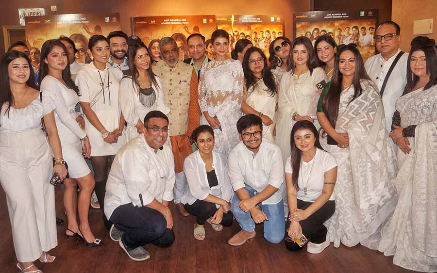 Poster for Raajhorshee De's upcoming film ‘Sada Ronger Prithibi’ was launched at Nandan on Wednesday. Mayor in council Debashis Kumar, minister and actor Indranil Sen, actresses Srabanti Chatterjee and Sauraseni Maitra along with director-actor Arindam Sil were present with the entire cast of the film during the launch   