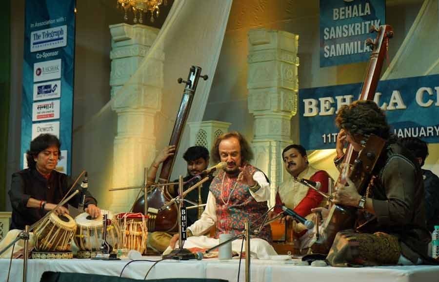 Kaivalya Kumar Gaurav (vocal), Subhen Chatterjee (tabla), Sanatan Goswami (harmonium) and Alla Rakha Kalawant (sarangi)  