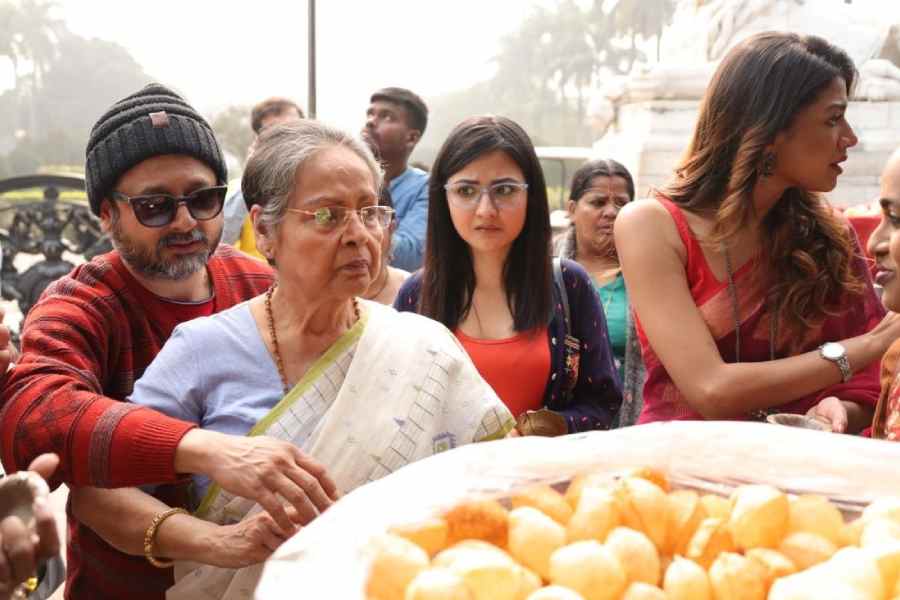 Rakhee checks out the phuchkas